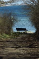 einsame einladende Bank am Sierksdorfer Strand