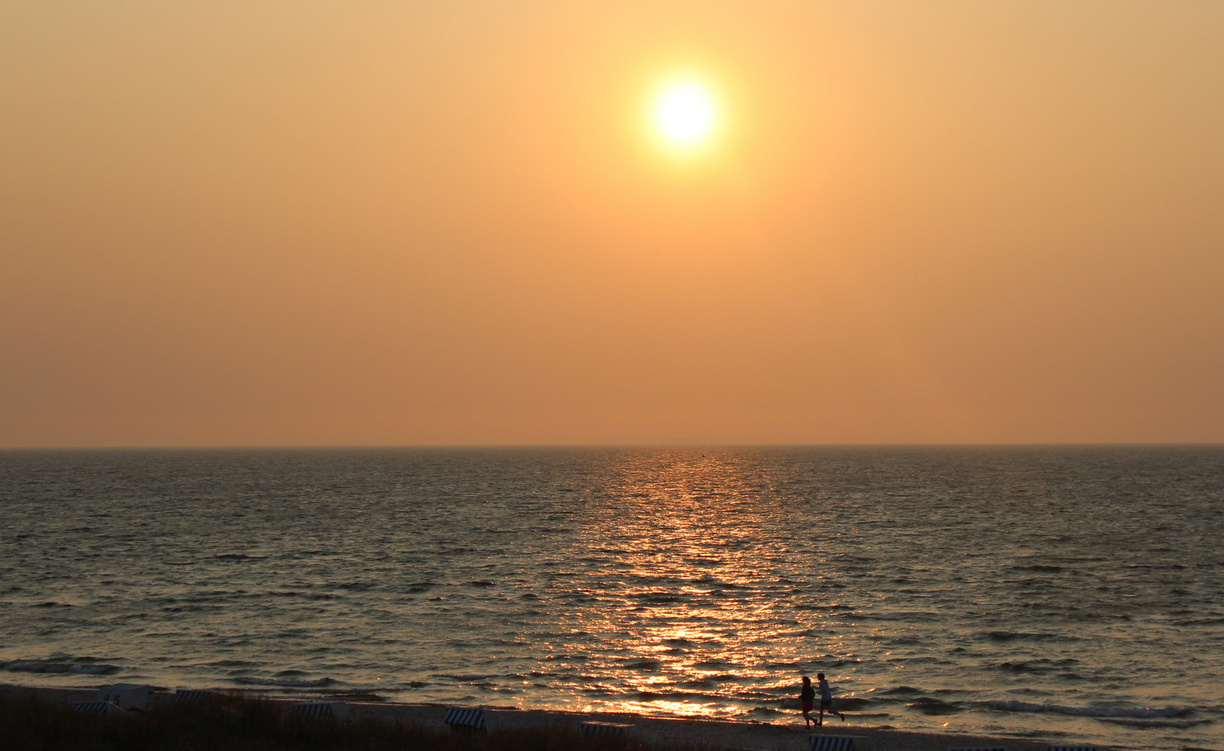 einsame Jogger im Abendlicht der Ostsee