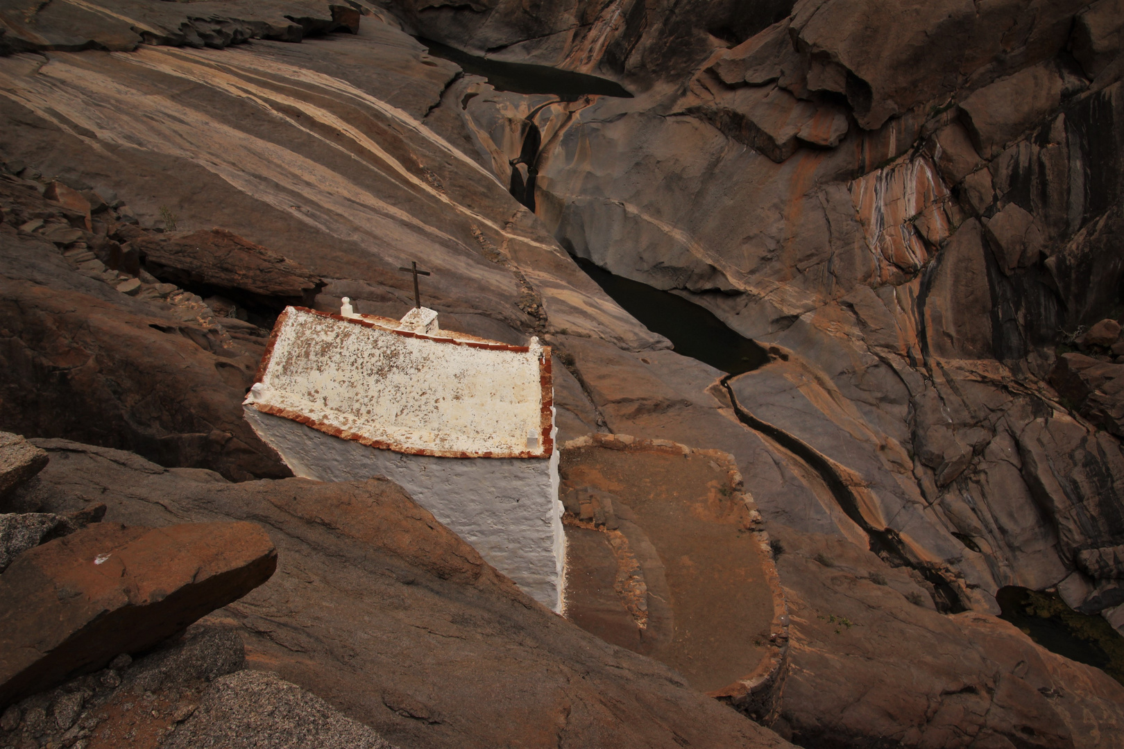 Einsame Kapelle in der Schlucht