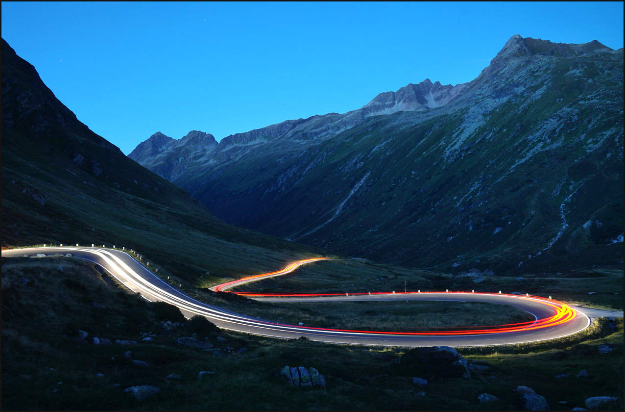 Einsame Lichtspur auf der Passstraße