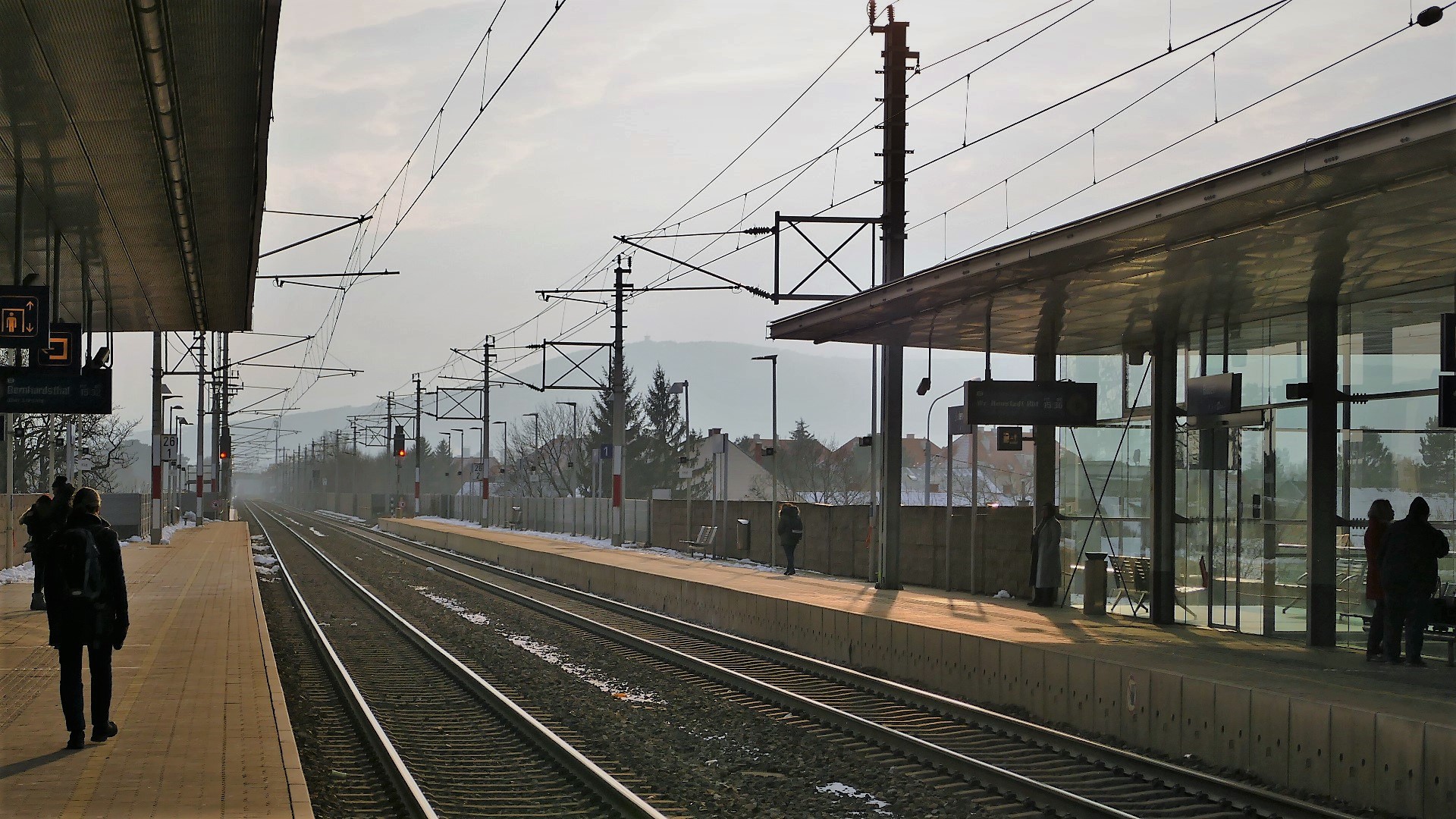 Einsame Menschen am Bahnhof, wo geht's hin ?