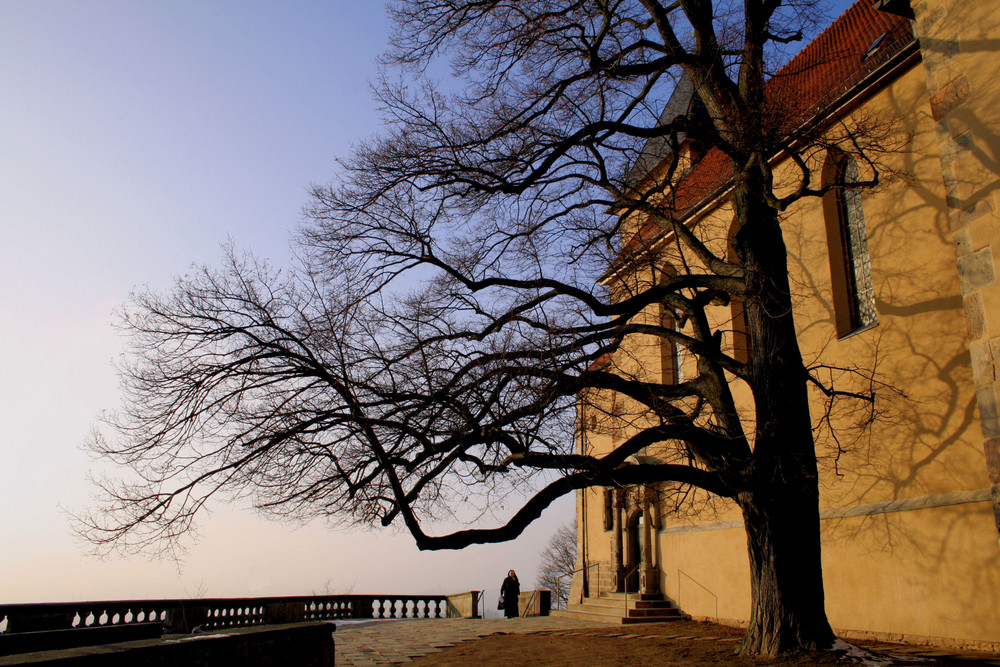 Einsame Nonne beim Kirchgang