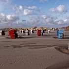 einsame Strandkörbe im Sturm