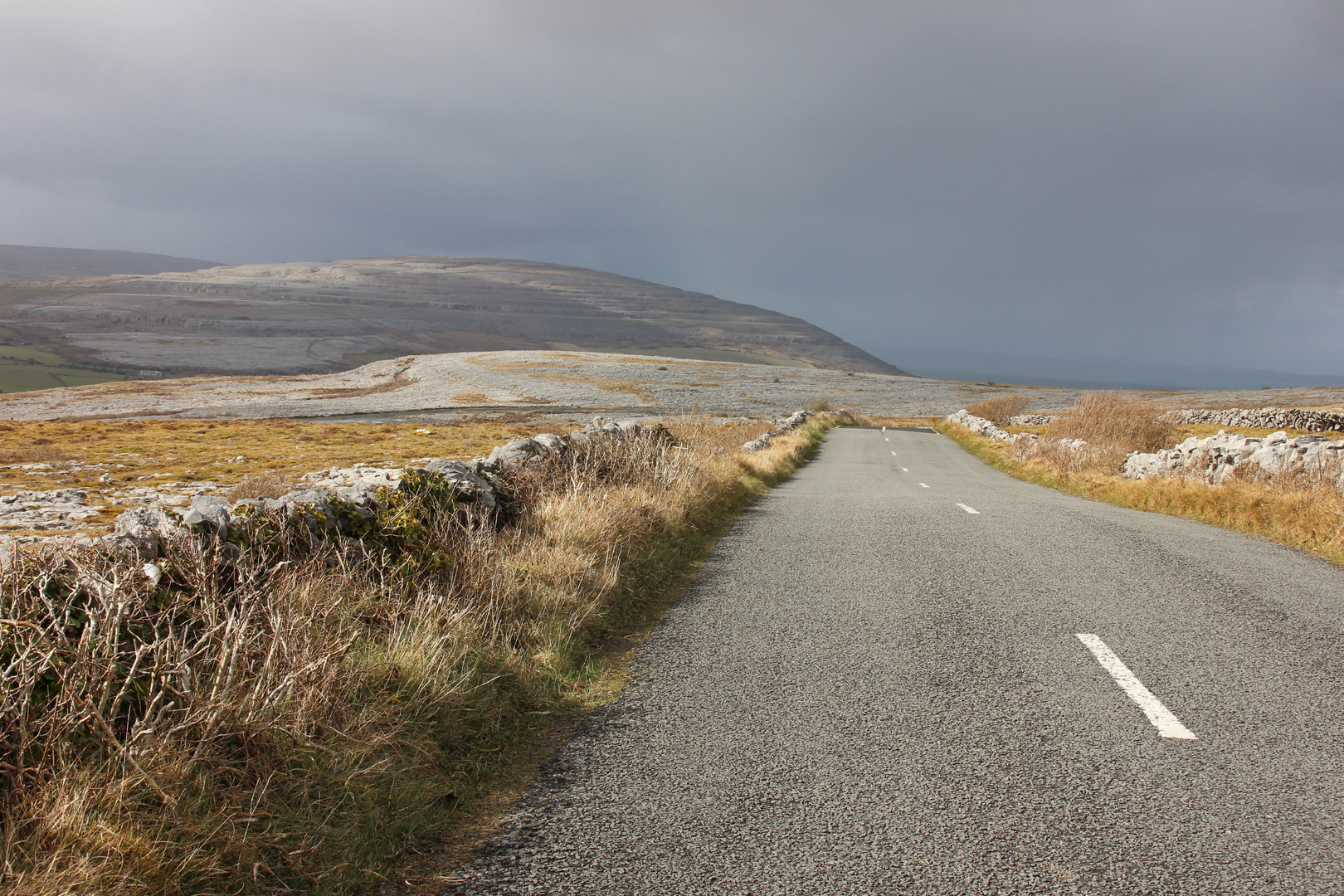Einsame Straße im Burren National Park / Irland