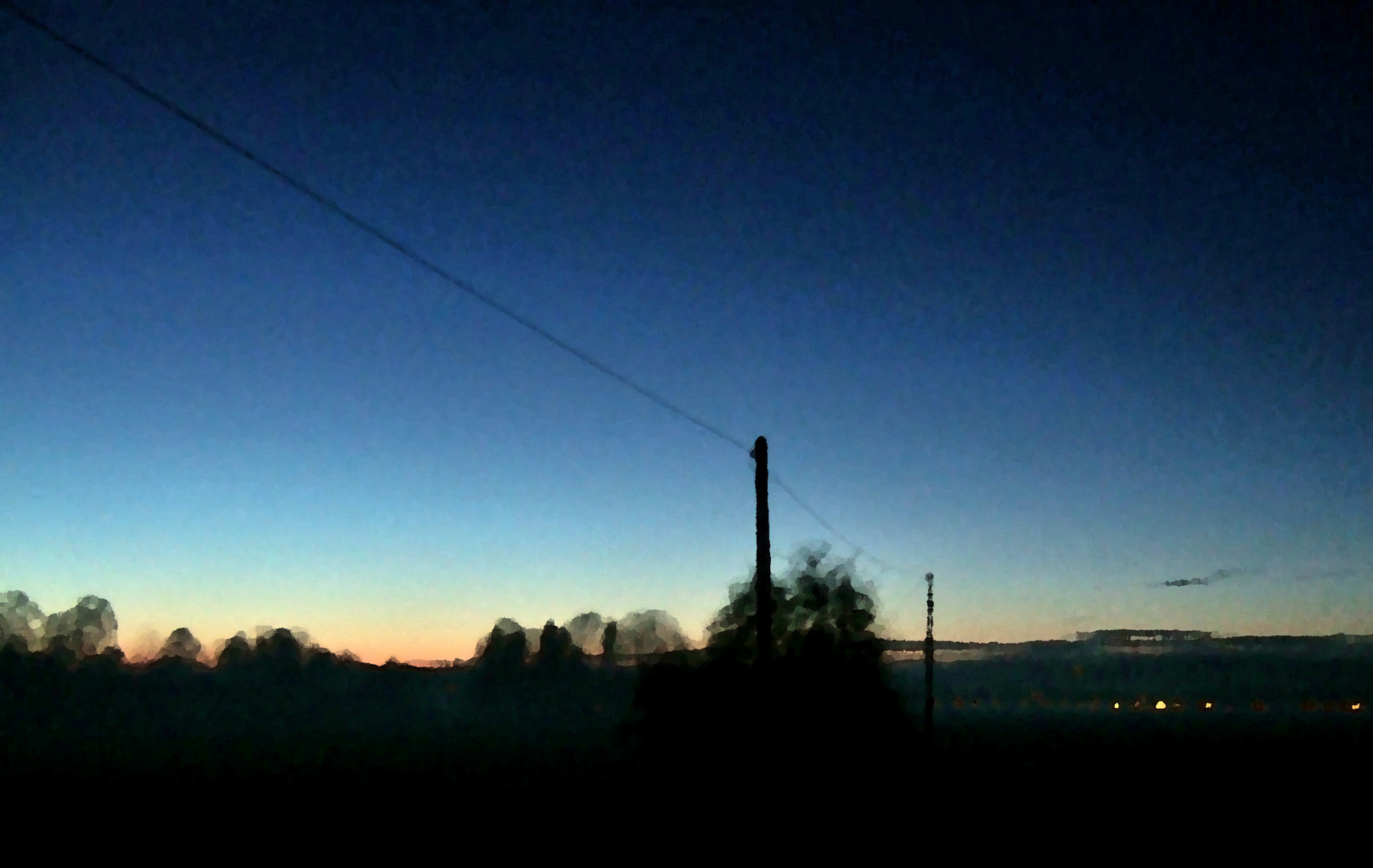 Einsame Straße in der Abenddämmerung