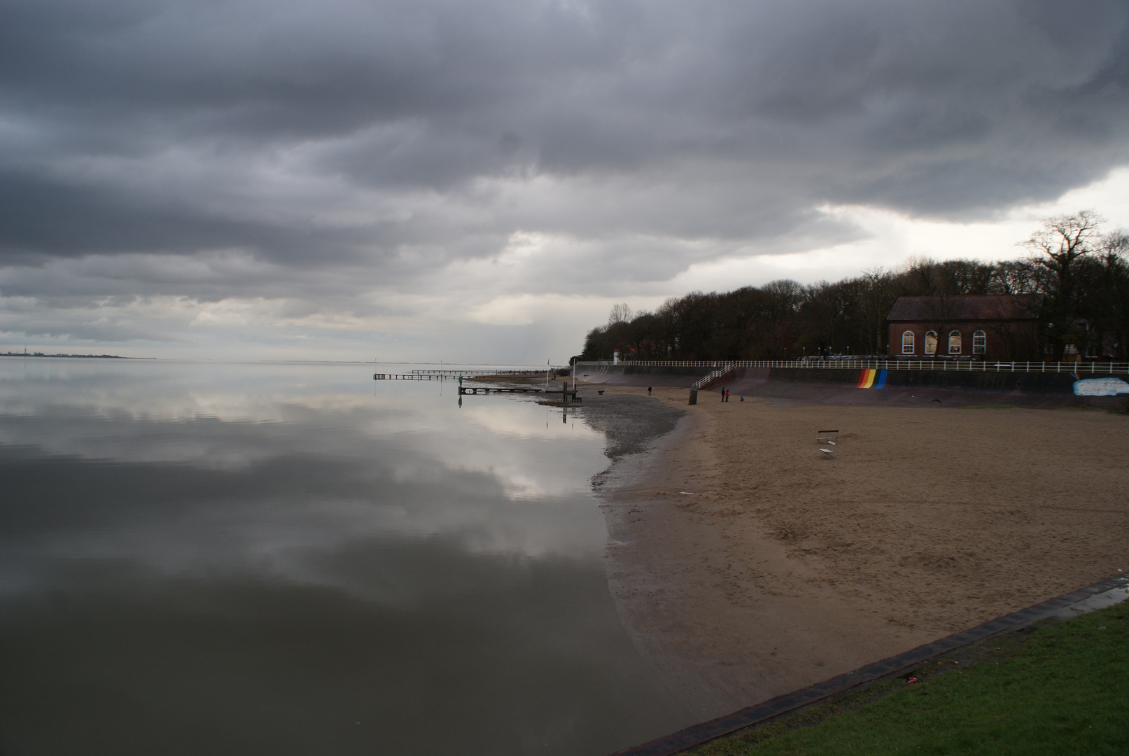 Einsamer Abendspaziergang am Strand.