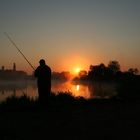 Einsamer Angler am frühen Morgen