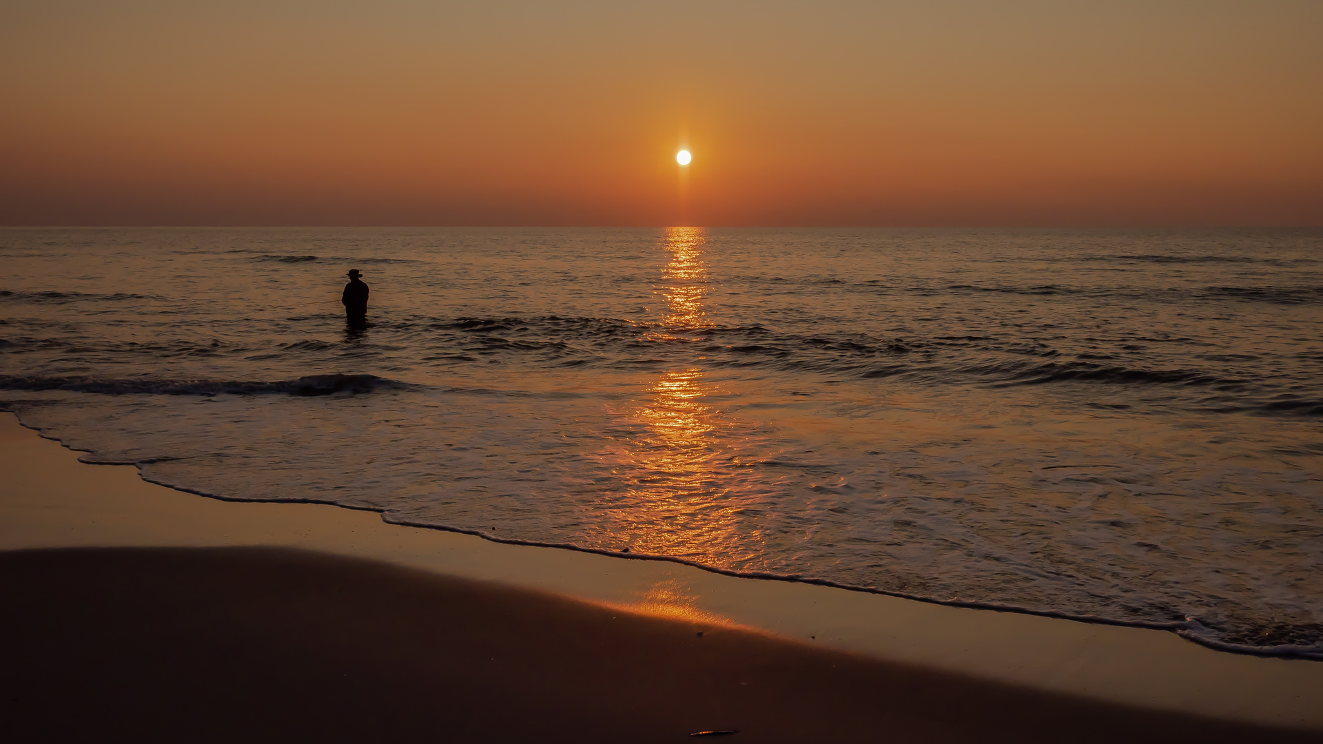 Einsamer Angler am Graerup Strand.