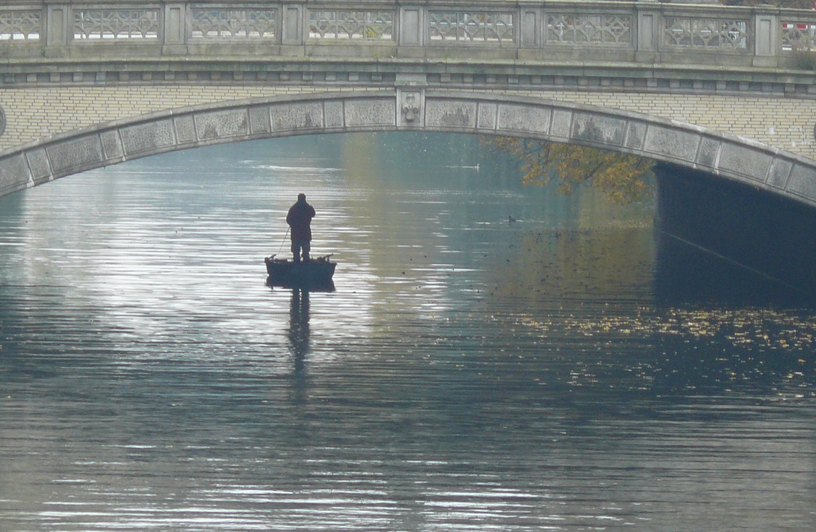 Einsamer Angler in Hamburg