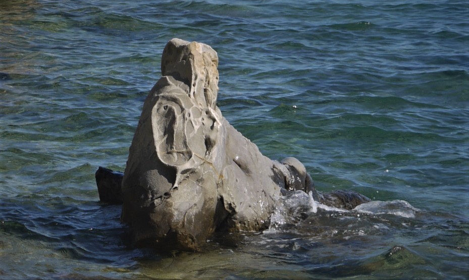 Einsamer Badender in der Eufemija-Bucht bei Rab-Stadt - Mann mit Bart im Wasser