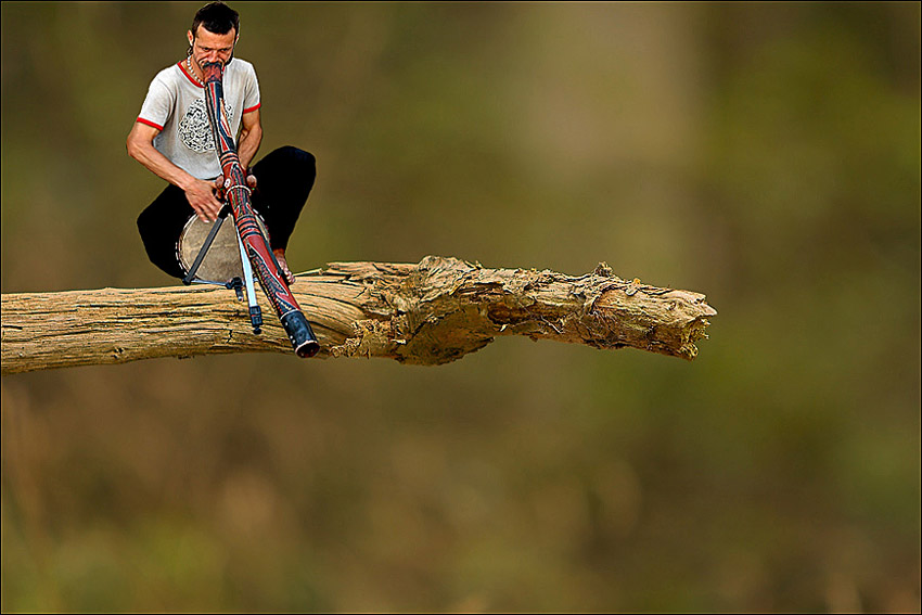 einsamer digeridoo-spieler