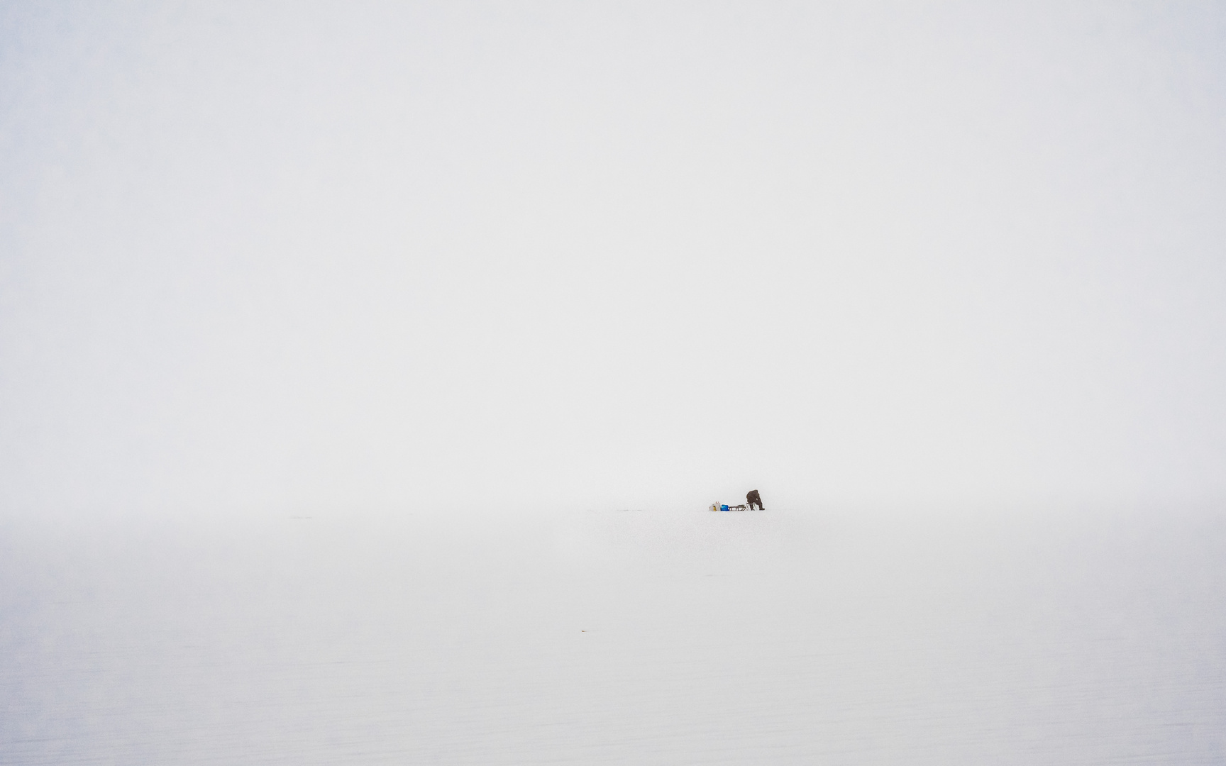 Einsamer Eisangler auf dem nebelverhangenen Müggelsee