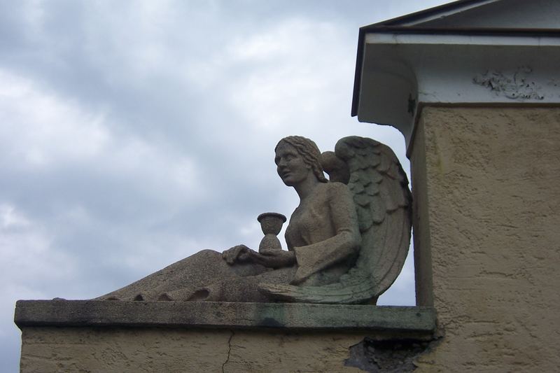 Einsamer Engel auf der Friedhofsmauer in Bad Ragaz (in der Schweiz)