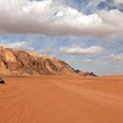 Einsamer Fahrer in Wadi Rum