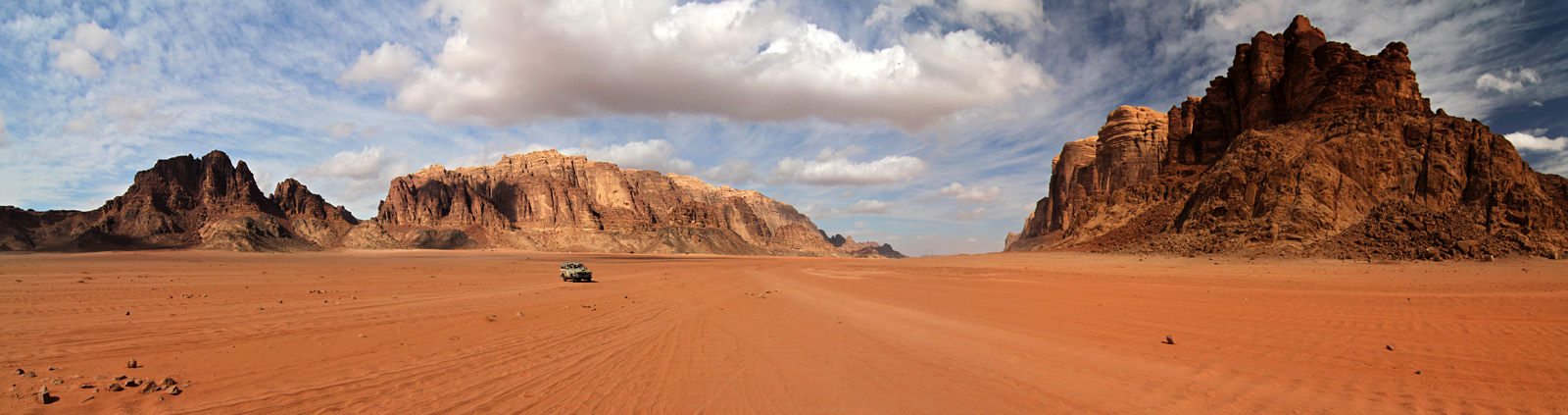 Einsamer Fahrer in Wadi Rum