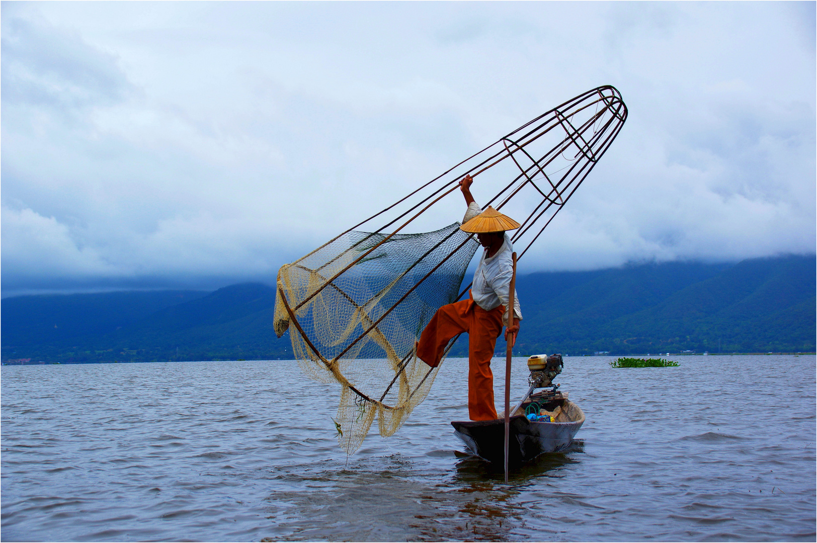 Einsamer Fischer auf dem Inle See 