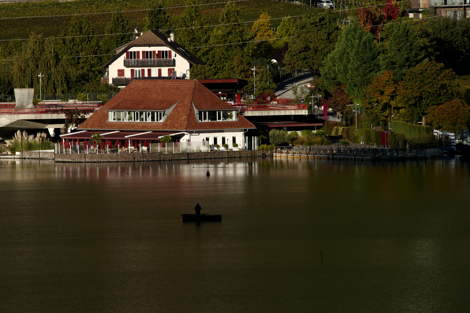 Einsamer Fischer auf dem Kalterer See