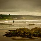 Einsamer Fischer in Ballynacourtey, Ireland