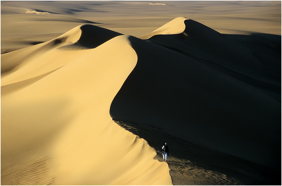 einsamer Fotograf auf der Suche nach erotischen Dünen