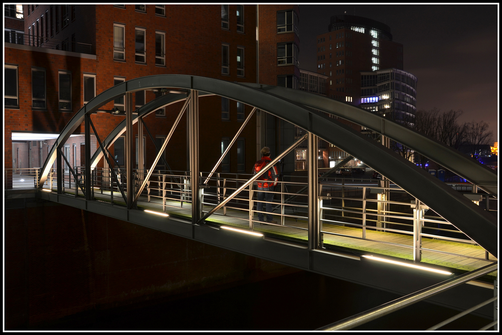 Einsamer Fotograf bei Nacht in der Hafen City - Hamburg - Deutschland