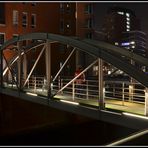 Einsamer Fotograf bei Nacht in der Hafen City - Hamburg - Deutschland