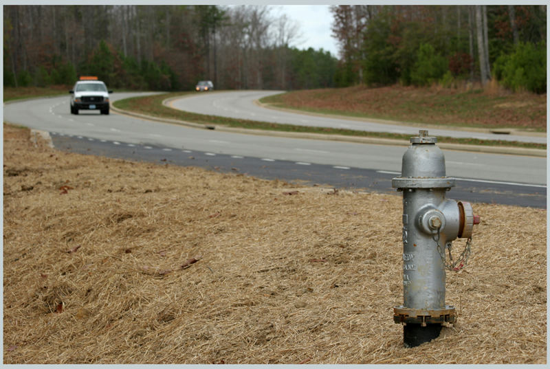 Einsamer Hydrant am Strassenrand