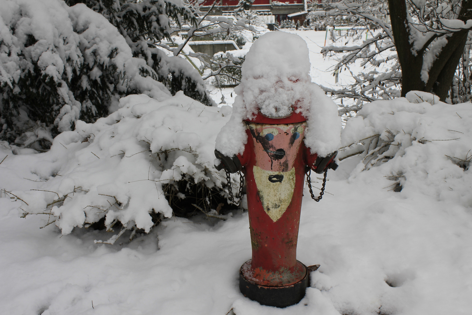 Einsamer Hydrant mit Schnee Kappe