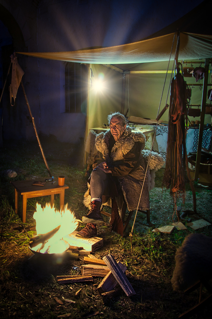 Einsamer Indianer am Lagerfeuer beim River Penkun 1