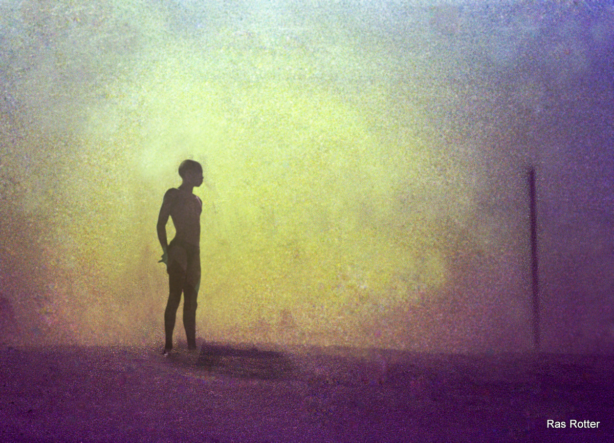 einsamer Junge im Sandsturm