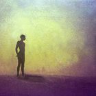 einsamer Junge im Sandsturm