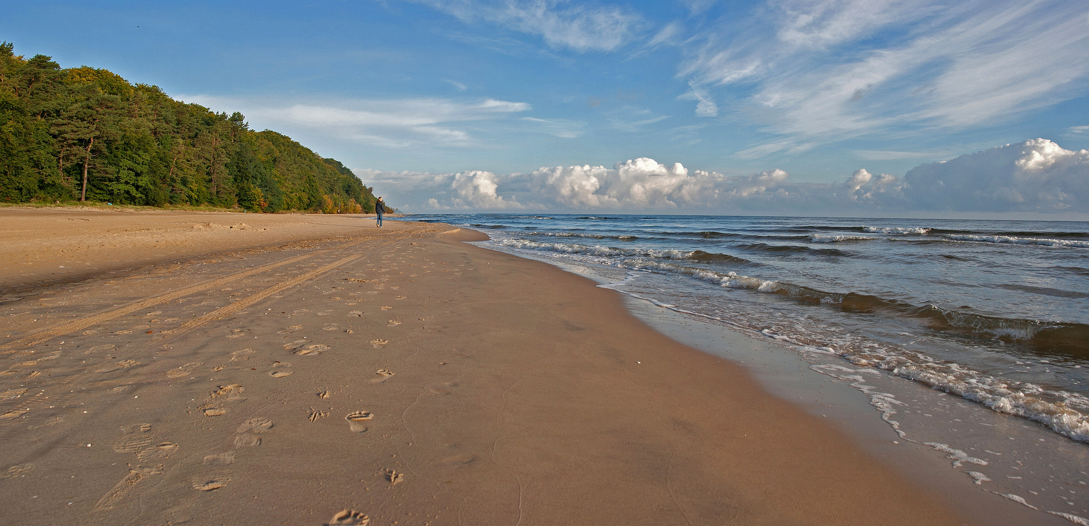 Einsamer kilometerlanger Sandstrand bei Bansin auf der Insel Usedom