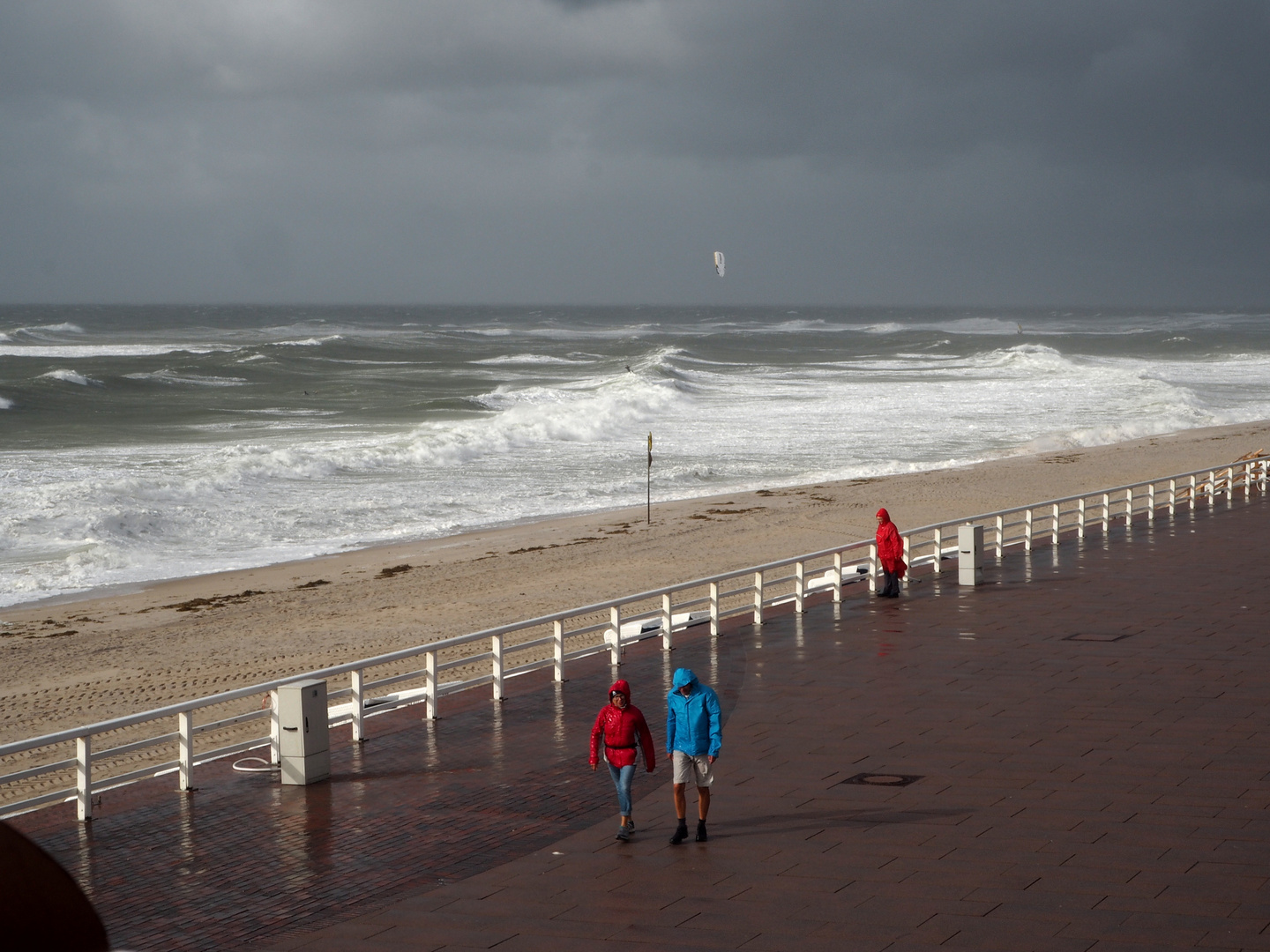 Einsamer Kitesurfer vor Westerland