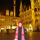 Einsamer kleiner Fan auf dem Marienplatz bei Nacht..................