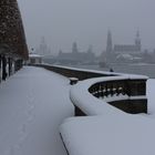 Einsamer Läufer in Blau im Grau