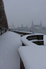 Einsamer Läufer in Blau im Grau