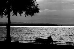 Einsamer Mann am See