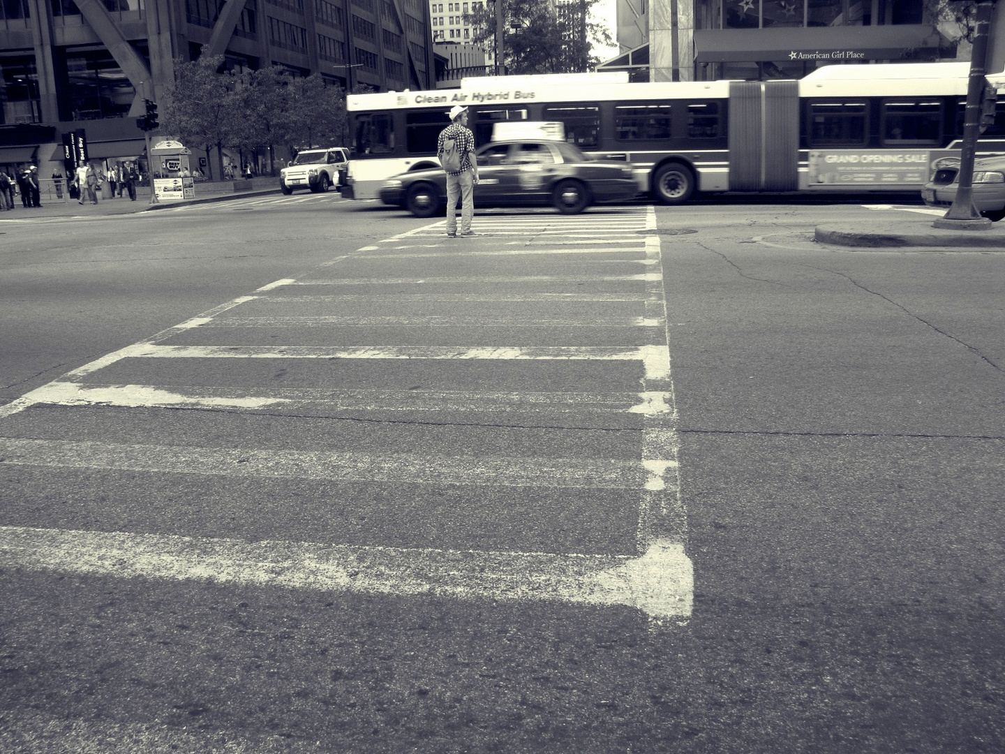 einsamer mann auf den straßen chicagos.