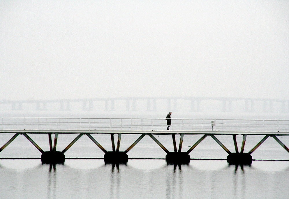 Einsamer Mensch am Ufer des Tejo