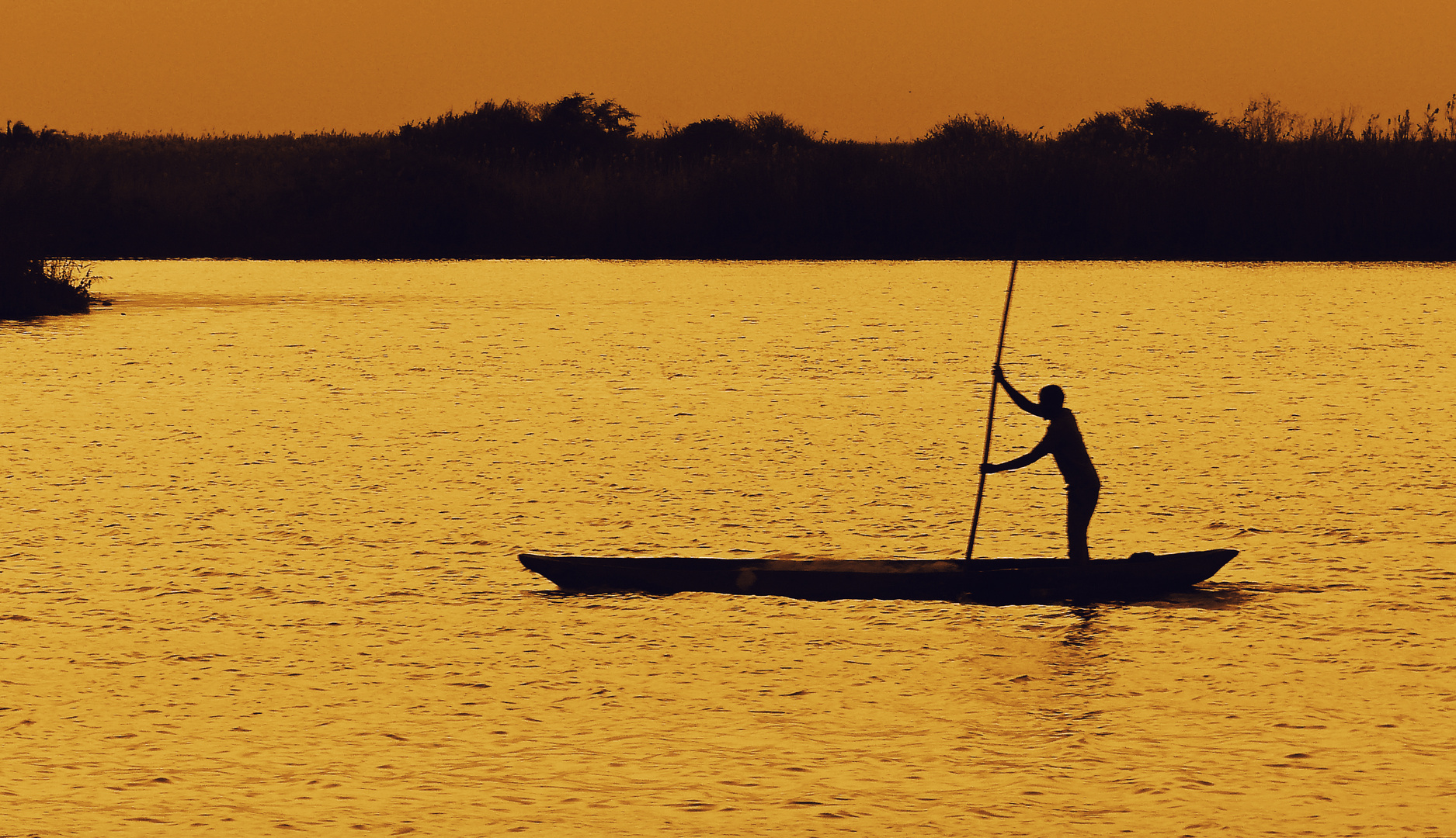 Einsamer Mokorofahrer am Kavango