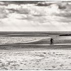 Einsamer Moutainbiker am Strand - Vététiste solitaire sur la plage