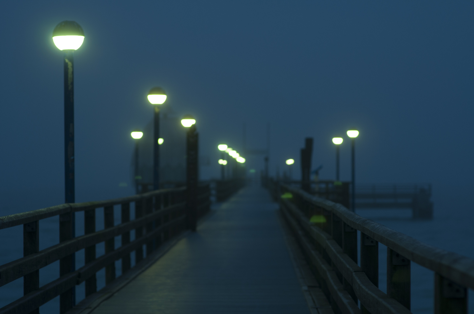 einsamer Ort: Seebrücke an der Ostsee vor Sonnenaufgang