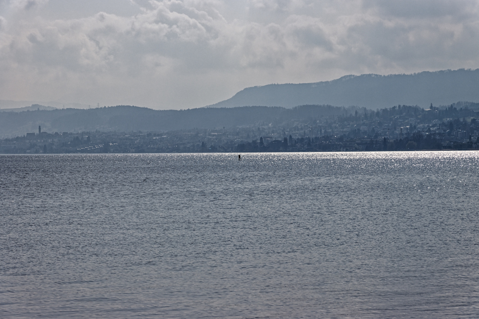 Einsamer Paddler auf dem Zürichsee