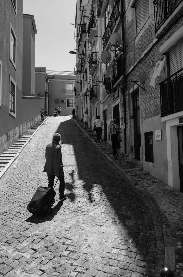 einsamer Reisende in Gasse Lissabon