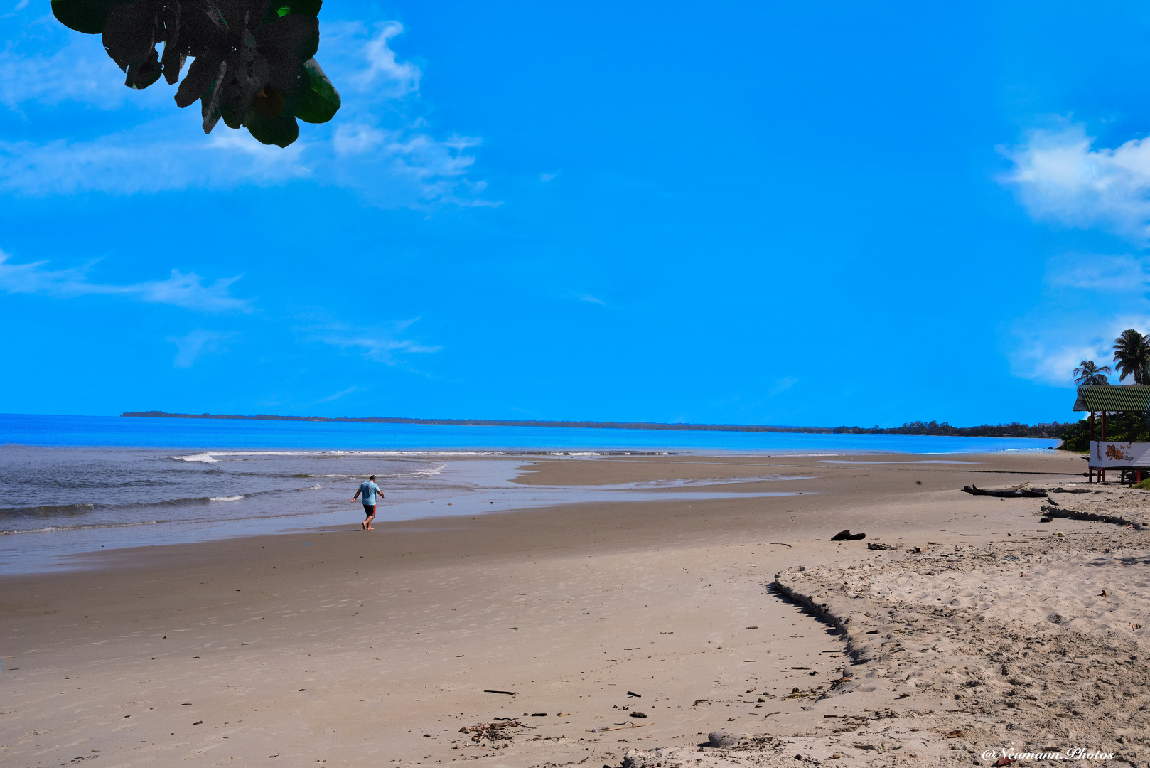 Einsamer Spaziergänger am Strand von Libreville