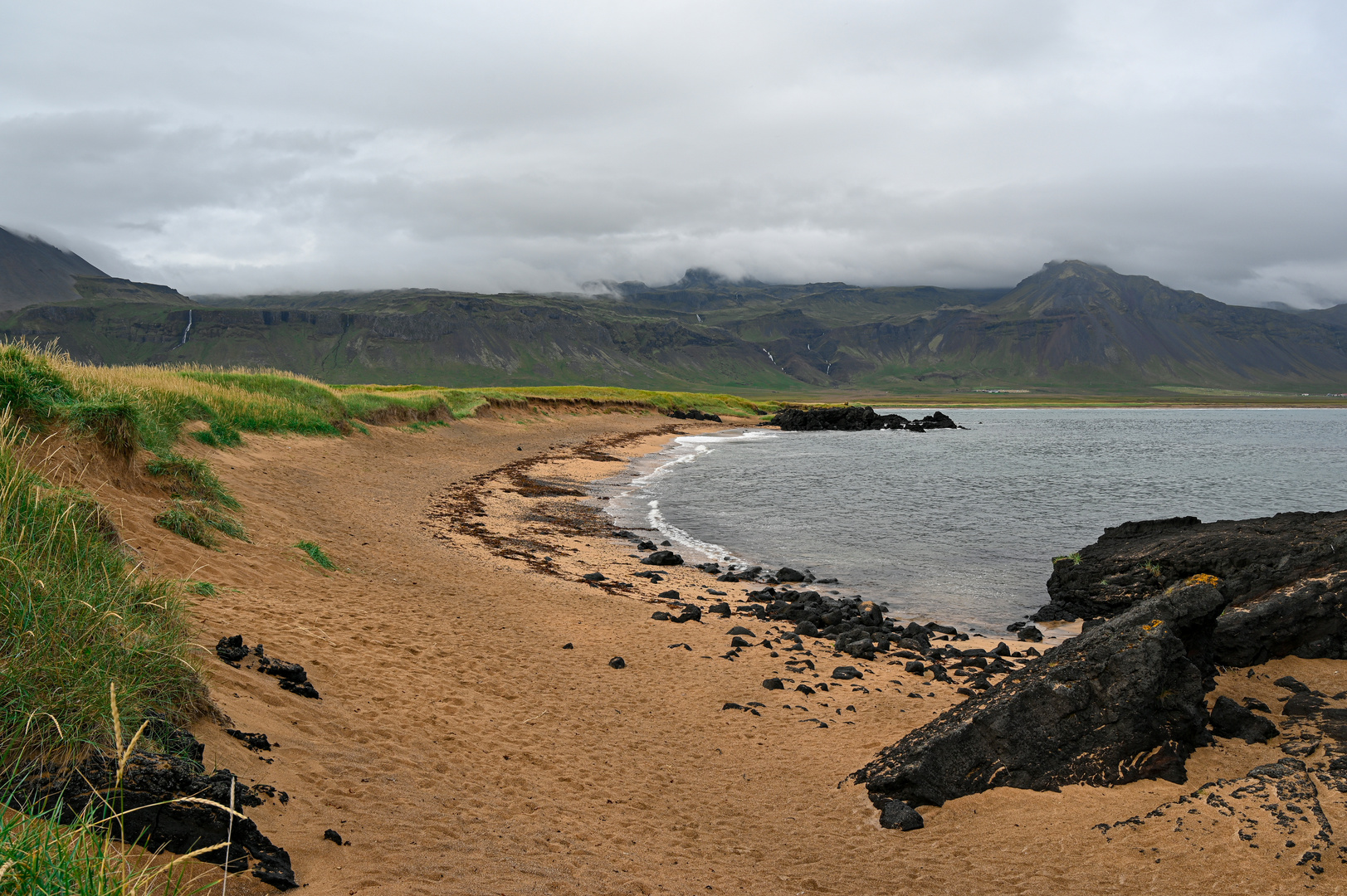 einsamer Strand auf isländisch