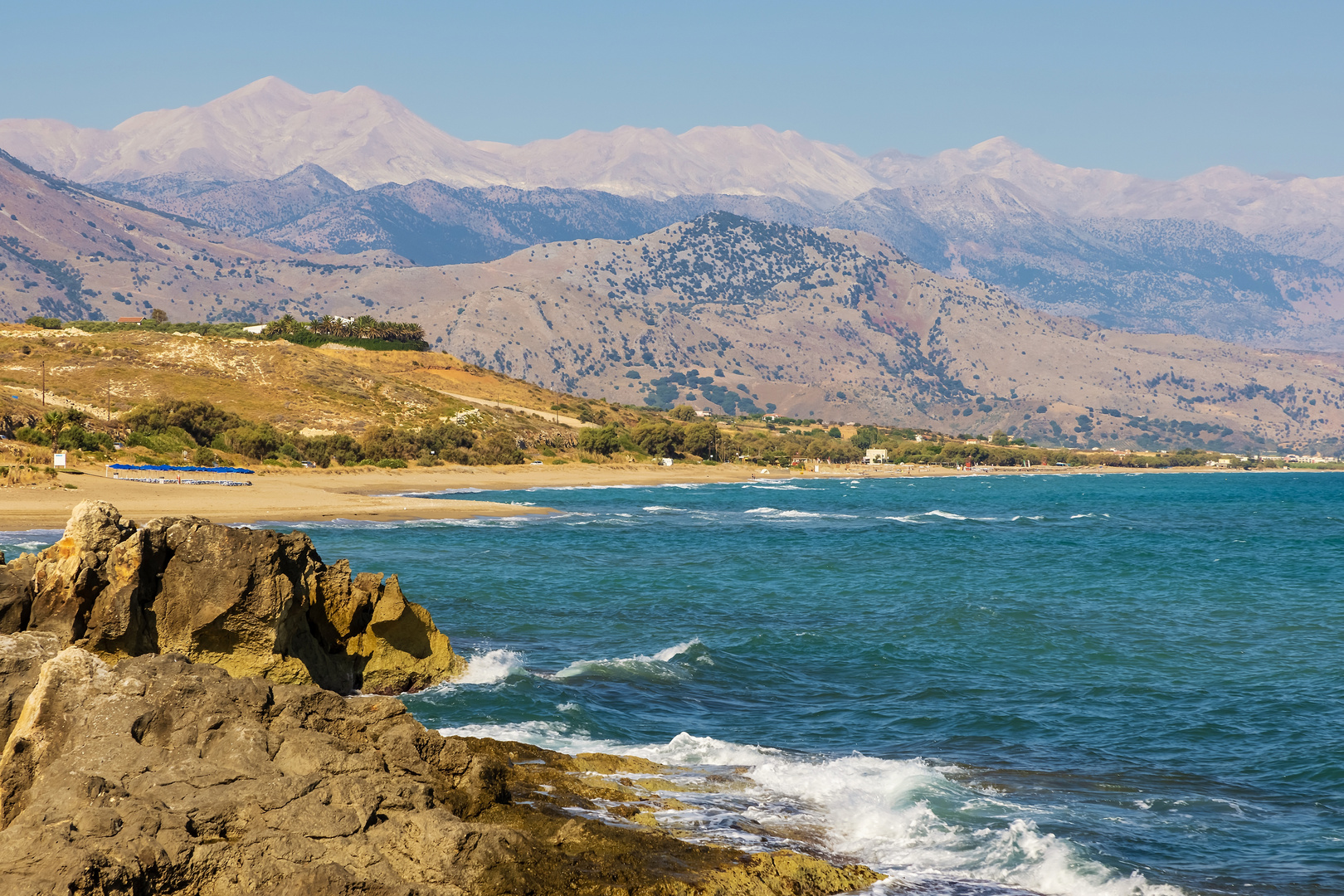 Einsamer Strand & hohe Berge