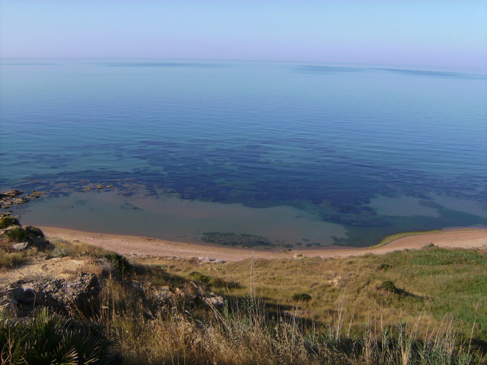 Einsamer Strand im suedwesten Siziliens von casabianca 