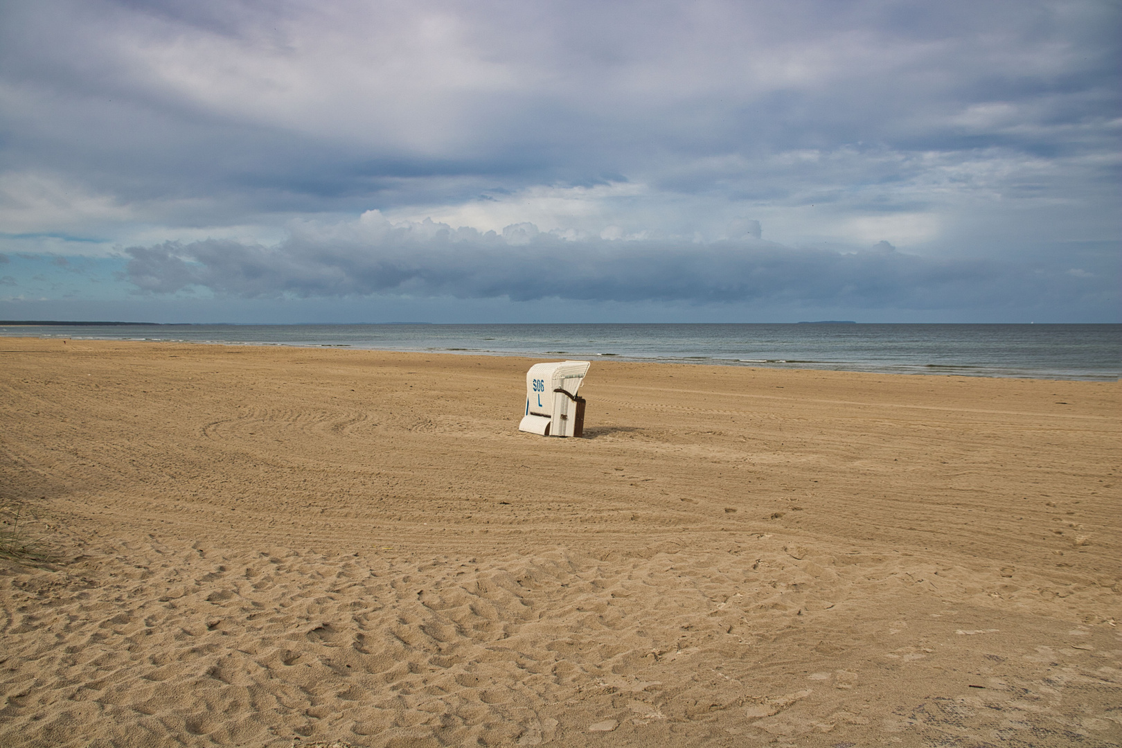 einsamer Strandkorb