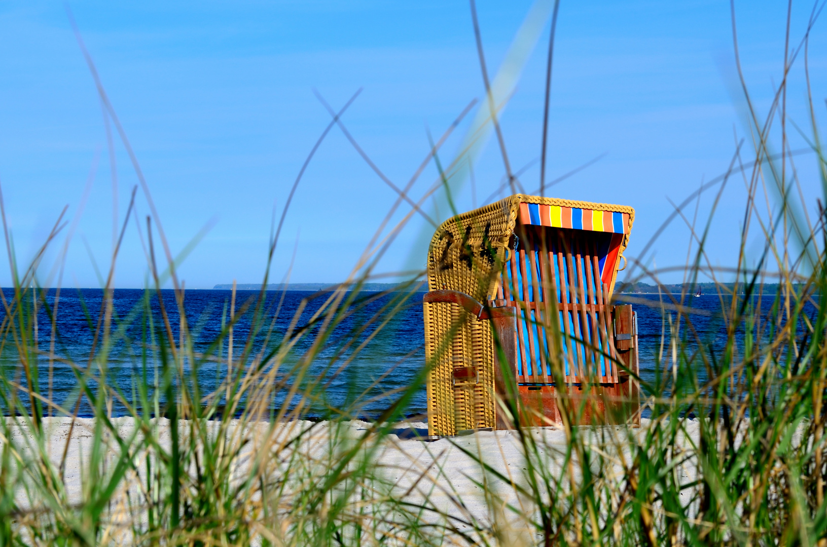 einsamer Strandkorb