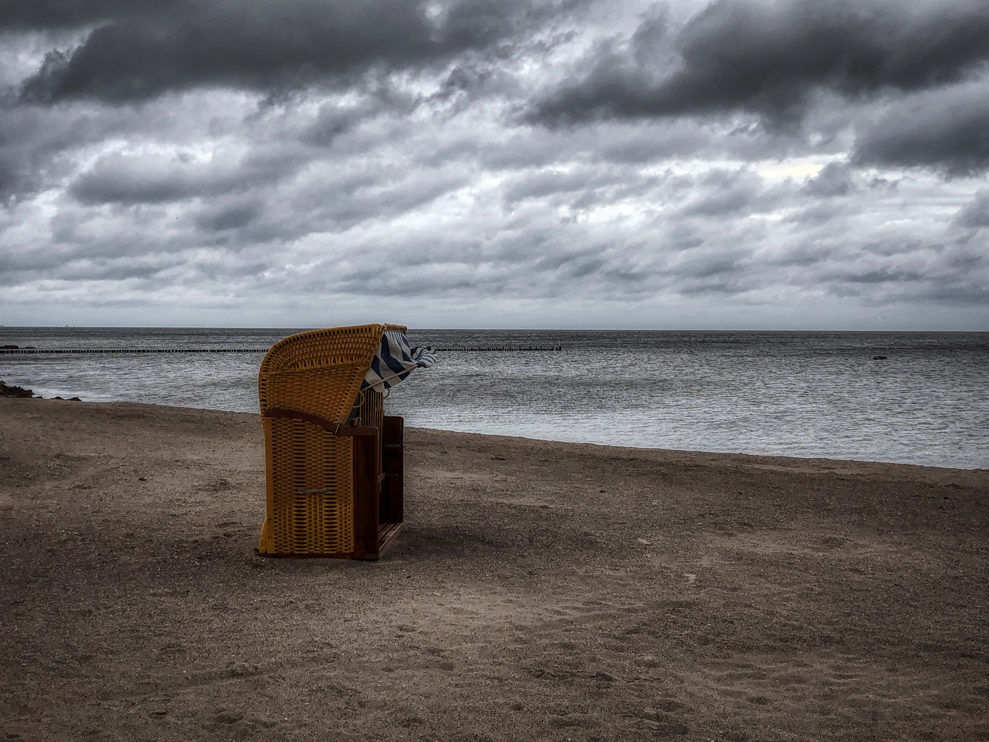 Einsamer Strandkorb